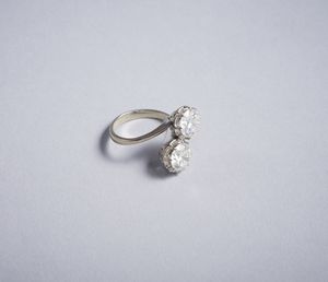 . : Anello in oro bianco 18 kt con 2 due diamanti taglio brillante contrari da 2,30 ct. tot.  - Asta GIOIELLI - OROLOGI - ALL I WANT FOR CHRISTMAS Online - Associazione Nazionale - Case d'Asta italiane