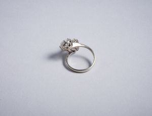 . : Anello in oro bianco 18 kt con 2 due diamanti taglio brillante contrari da 2,30 ct. tot.  - Asta GIOIELLI - OROLOGI - ALL I WANT FOR CHRISTMAS Online - Associazione Nazionale - Case d'Asta italiane