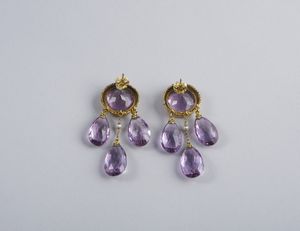 . : Orecchini pendenti in oro basso titolo con ametiste taglio a briolette. XIX secolo  - Asta GIOIELLI - OROLOGI - ALL I WANT FOR CHRISTMAS Online - Associazione Nazionale - Case d'Asta italiane