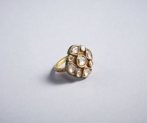 . - Splendido anello indiano in oro 22k con smalti policromi e diamanti taglio antico di 3 ct. ca. totali. XIX secolo
