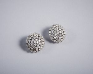 . - Eccezionale paio di orecchini a bottone in platino e diamanti taglio misto di 10,00 ct. ca. totale Anni 40.
