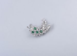 . - Spilla in platino tipo ramage con diamanti bianchi taglio misto (navette tonde e baguette) di 9,50 ct. ca. e smeraldi taglio smeraldo di 2,10 ct. ca.
