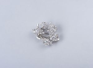 . - Spilla in platino con motivi floreali e diamanti bianchi taglio a brillante, navette e baguette. Peso totale stimato 13,00  ct. ca.