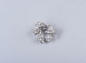 . : Spilla in platino con motivi floreali e diamanti bianchi taglio a brillante, navette e baguette. Peso totale stimato 13,00  ct. ca.  - Asta GIOIELLI - OROLOGI - ALL I WANT FOR CHRISTMAS Online - Associazione Nazionale - Case d'Asta italiane
