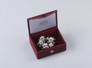 . : Spilla in platino con motivi floreali e diamanti bianchi taglio a brillante, navette e baguette. Peso totale stimato 13,00  ct. ca.  - Asta GIOIELLI - OROLOGI - ALL I WANT FOR CHRISTMAS Online - Associazione Nazionale - Case d'Asta italiane