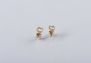 . - Coppia di orecchini in oro giallo 18k tipo 'punto luce' con due diamanti bianchi taglio a brillante dal peso stimato di 1,10 ct. cadauno.