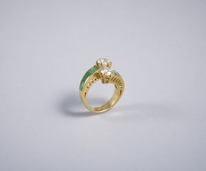 . : Anello contrari in oro giallo 18k con 2 diamanti taglio a brillante di 1,5 ct. ca.Con contorno di smeraldi dal peso stimato di 2,50 ct.  - Asta GIOIELLI - OROLOGI - ALL I WANT FOR CHRISTMAS Online - Associazione Nazionale - Case d'Asta italiane