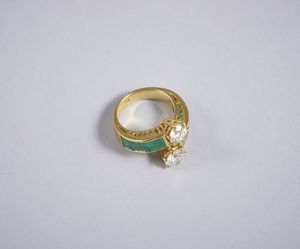 . : Anello contrari in oro giallo 18k con 2 diamanti taglio a brillante di 1,5 ct. ca.Con contorno di smeraldi dal peso stimato di 2,50 ct.  - Asta GIOIELLI - OROLOGI - ALL I WANT FOR CHRISTMAS Online - Associazione Nazionale - Case d'Asta italiane
