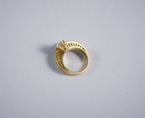 . : Anello contrari in oro giallo 18k con 2 diamanti taglio a brillante di 1,5 ct. ca.Con contorno di smeraldi dal peso stimato di 2,50 ct.  - Asta GIOIELLI - OROLOGI - ALL I WANT FOR CHRISTMAS Online - Associazione Nazionale - Case d'Asta italiane
