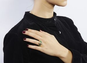 . : Anello contrari in oro giallo 18k con 2 diamanti taglio a brillante di 1,5 ct. ca.Con contorno di smeraldi dal peso stimato di 2,50 ct.  - Asta GIOIELLI - OROLOGI - ALL I WANT FOR CHRISTMAS Online - Associazione Nazionale - Case d'Asta italiane