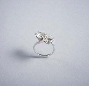 . - Anello in oro bianco 18k contrari con due diamanti bianchi taglio a brillante di 5 ct. ca.