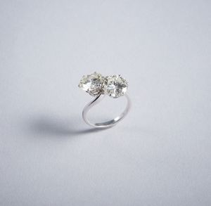 . : Anello in oro bianco 18k contrari con due diamanti bianchi taglio a brillante di 5 ct. ca.  - Asta GIOIELLI - OROLOGI - ALL I WANT FOR CHRISTMAS Online - Associazione Nazionale - Case d'Asta italiane