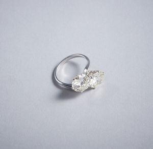 . : Anello in oro bianco 18k contrari con due diamanti bianchi taglio a brillante di 5 ct. ca.  - Asta GIOIELLI - OROLOGI - ALL I WANT FOR CHRISTMAS Online - Associazione Nazionale - Case d'Asta italiane
