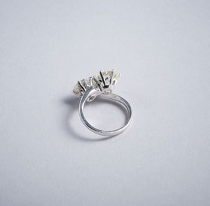 . : Anello in oro bianco 18k contrari con due diamanti bianchi taglio a brillante di 5 ct. ca.  - Asta GIOIELLI - OROLOGI - ALL I WANT FOR CHRISTMAS Online - Associazione Nazionale - Case d'Asta italiane