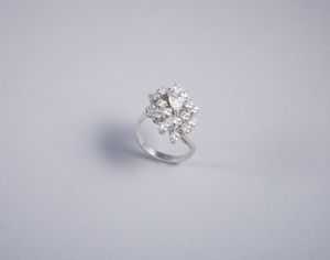 . - Anello in oro bianco 750% con diamante a goccia di 2 ct. ca. e contorno di diamanti taglio a brillante 3,30 ca.