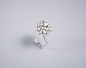 . : Anello in oro bianco 750% con diamante a goccia di 2 ct. ca. e contorno di diamanti taglio a brillante 3,30 ca.  - Asta GIOIELLI - OROLOGI - ALL I WANT FOR CHRISTMAS Online - Associazione Nazionale - Case d'Asta italiane