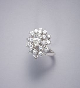 . : Anello in oro bianco 750% con diamante a goccia di 2 ct. ca. e contorno di diamanti taglio a brillante 3,30 ca.  - Asta GIOIELLI - OROLOGI - ALL I WANT FOR CHRISTMAS Online - Associazione Nazionale - Case d'Asta italiane