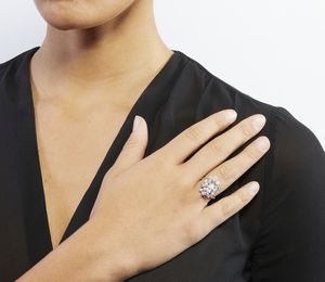 . : Anello in oro bianco 750% con diamante a goccia di 2 ct. ca. e contorno di diamanti taglio a brillante 3,30 ca.  - Asta GIOIELLI - OROLOGI - ALL I WANT FOR CHRISTMAS Online - Associazione Nazionale - Case d'Asta italiane