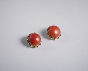 . - Orecchini a bottone  in metallo dorato, spole di corallo rosso (19 mm) e diamanti bianchi di 1 ct. tot.