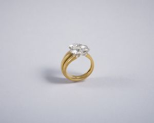 . - Anello in oro giallo 18k con 3 diamanti taglio a brillante dal peso stimato di 1 ct. cad.totale 3,00 carati