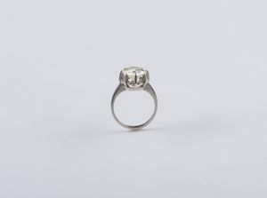 . : Anello in platino con diamante bianco taglio a brillante dal peso stimato di 3,50 ct. ca.  - Asta GIOIELLI - OROLOGI - ALL I WANT FOR CHRISTMAS Online - Associazione Nazionale - Case d'Asta italiane