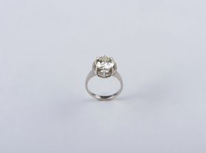 . : Anello in platino con diamante bianco taglio a brillante dal peso stimato di 3,50 ct. ca.  - Asta GIOIELLI - OROLOGI - ALL I WANT FOR CHRISTMAS Online - Associazione Nazionale - Case d'Asta italiane