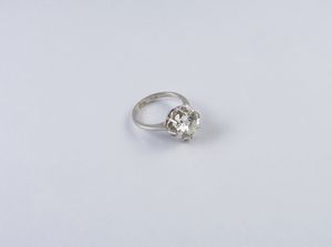 . : Anello in platino con diamante bianco taglio a brillante dal peso stimato di 3,50 ct. ca.  - Asta GIOIELLI - OROLOGI - ALL I WANT FOR CHRISTMAS Online - Associazione Nazionale - Case d'Asta italiane