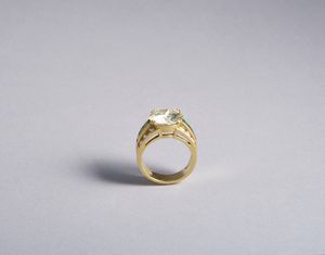 . : Anello in oro giallo 18k con diamante centrale taglio a brillante di 6,32 carati (vedi certificato IGI ) con 12 diamanti bianchi ovali di 1,20 ct. totali e 6 smeraldi taglio carr.  - Asta GIOIELLI - OROLOGI - ALL I WANT FOR CHRISTMAS Online - Associazione Nazionale - Case d'Asta italiane