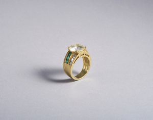 . : Anello in oro giallo 18k con diamante centrale taglio a brillante di 6,32 carati (vedi certificato IGI ) con 12 diamanti bianchi ovali di 1,20 ct. totali e 6 smeraldi taglio carr.  - Asta GIOIELLI - OROLOGI - ALL I WANT FOR CHRISTMAS Online - Associazione Nazionale - Case d'Asta italiane