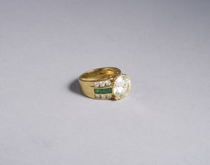 . : Anello in oro giallo 18k con diamante centrale taglio a brillante di 6,32 carati (vedi certificato IGI ) con 12 diamanti bianchi ovali di 1,20 ct. totali e 6 smeraldi taglio carr.  - Asta GIOIELLI - OROLOGI - ALL I WANT FOR CHRISTMAS Online - Associazione Nazionale - Case d'Asta italiane