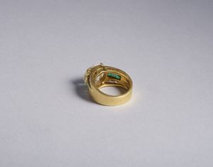 . : Anello in oro giallo 18k con diamante centrale taglio a brillante di 6,32 carati (vedi certificato IGI ) con 12 diamanti bianchi ovali di 1,20 ct. totali e 6 smeraldi taglio carr.  - Asta GIOIELLI - OROLOGI - ALL I WANT FOR CHRISTMAS Online - Associazione Nazionale - Case d'Asta italiane