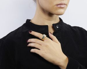 . : Anello in oro giallo 18k con diamante centrale taglio a brillante di 6,32 carati (vedi certificato IGI ) con 12 diamanti bianchi ovali di 1,20 ct. totali e 6 smeraldi taglio carr.  - Asta GIOIELLI - OROLOGI - ALL I WANT FOR CHRISTMAS Online - Associazione Nazionale - Case d'Asta italiane