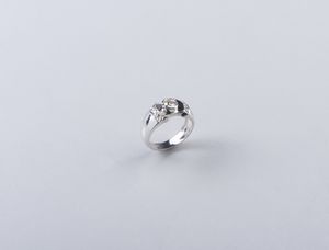 . - Anello in oro bianco 18k con diamante centrale taglio brillante dal peso di 0,22 ct. e contorno di 6 diamanti dal peso di 0,18 ct. tot.