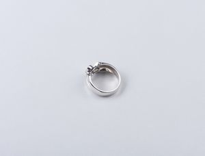 . : Anello in oro bianco 18k con diamante centrale taglio brillante dal peso di 0,22 ct. e contorno di 6 diamanti dal peso di 0,18 ct. tot.  - Asta GIOIELLI - OROLOGI - ALL I WANT FOR CHRISTMAS Online - Associazione Nazionale - Case d'Asta italiane