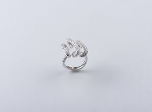 . - Anello in oro bianco 18k con brillanti per un peso tot. di 2,80 ct.