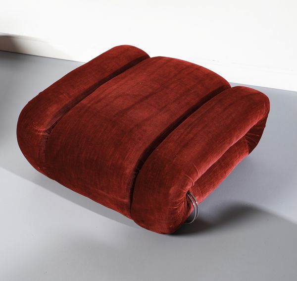 PIAZZESI ADRIANO (1923 - 2009) : attribuito. Quattro poltrone e un piaggiapiedi  - Asta DESIGN E ARTI DECORATIVE DEL NOVECENTO - Associazione Nazionale - Case d'Asta italiane