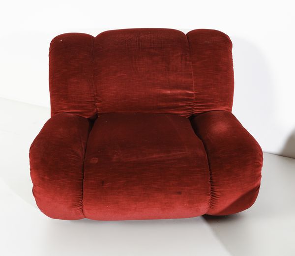 PIAZZESI ADRIANO (1923 - 2009) : attribuito. Quattro poltrone e un piaggiapiedi  - Asta DESIGN E ARTI DECORATIVE DEL NOVECENTO - Associazione Nazionale - Case d'Asta italiane