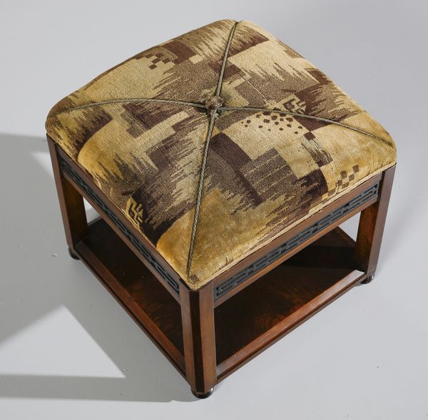 MERONI & FOSSATI : nello stile di. Due poltrone a pozzetto e due pouf  - Asta DESIGN E ARTI DECORATIVE DEL NOVECENTO - Associazione Nazionale - Case d'Asta italiane