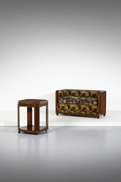 MERONI & FOSSATI : nello stile di. Divanetto a due posti a pozzetto e un tavolino  - Asta DESIGN E ARTI DECORATIVE DEL NOVECENTO - Associazione Nazionale - Case d'Asta italiane