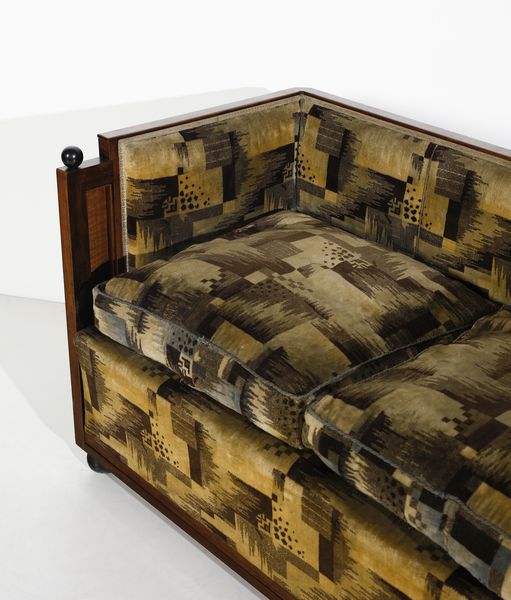 MERONI & FOSSATI : nello stile di. Divanetto a due posti a pozzetto e un tavolino  - Asta DESIGN E ARTI DECORATIVE DEL NOVECENTO - Associazione Nazionale - Case d'Asta italiane