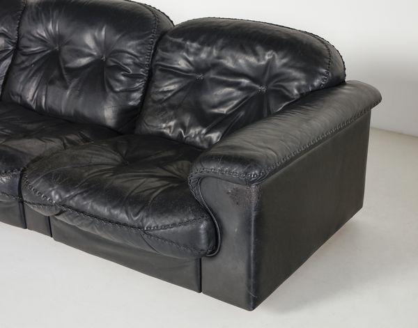 DE SEDE : Divano a tre posti e una poltrona  - Asta DESIGN E ARTI DECORATIVE DEL NOVECENTO - Associazione Nazionale - Case d'Asta italiane