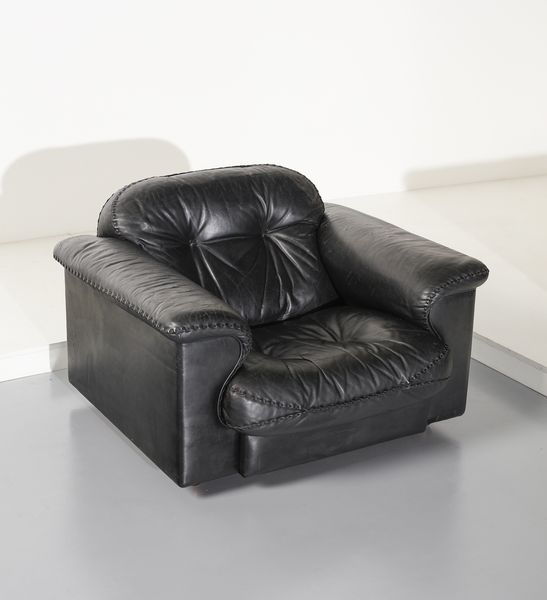 DE SEDE : Divano a tre posti e una poltrona  - Asta DESIGN E ARTI DECORATIVE DEL NOVECENTO - Associazione Nazionale - Case d'Asta italiane