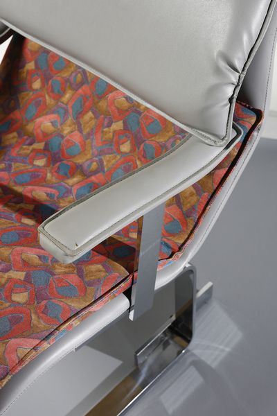 OFFREDI GIOVANNI (1927 - 2007) : Coppia di poltrone mod. Onda per Saporiti, Besnate  - Asta DESIGN E ARTI DECORATIVE DEL NOVECENTO - Associazione Nazionale - Case d'Asta italiane