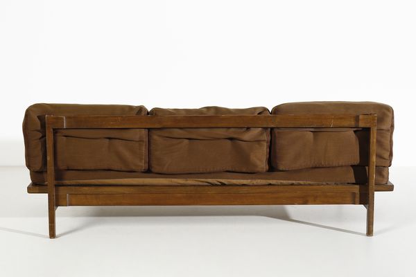 CASSINA : Divano a tre posti, Meda  - Asta DESIGN E ARTI DECORATIVE DEL NOVECENTO - Associazione Nazionale - Case d'Asta italiane