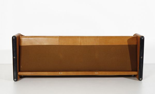 MAGISTRETTI VICO (1920 - 2006) : Divano a tre posti mod. Maralunga per Cassina, Meda  - Asta DESIGN E ARTI DECORATIVE DEL NOVECENTO - Associazione Nazionale - Case d'Asta italiane