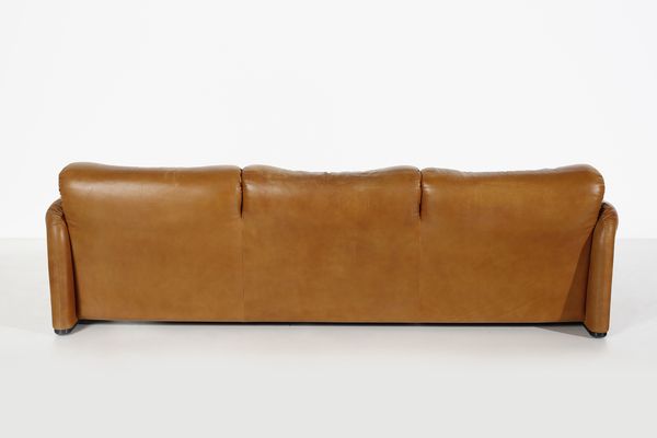 MAGISTRETTI VICO (1920 - 2006) : Divano a tre posti mod. Maralunga per Cassina, Meda  - Asta DESIGN E ARTI DECORATIVE DEL NOVECENTO - Associazione Nazionale - Case d'Asta italiane