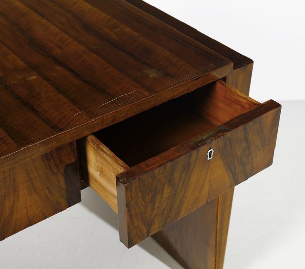 PONTI GIO (1891 - 1979) : nello stile di. Scrivania  - Asta DESIGN E ARTI DECORATIVE DEL NOVECENTO - Associazione Nazionale - Case d'Asta italiane