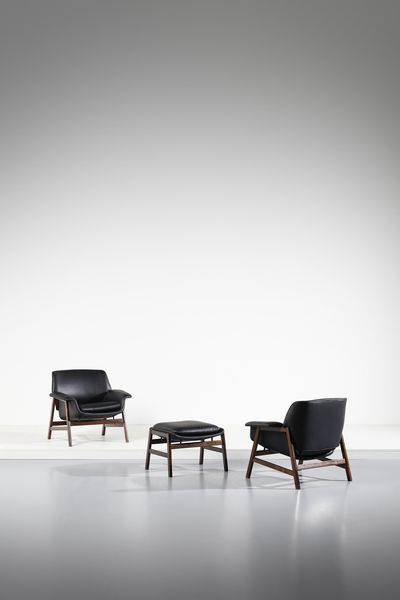 FRATTINI GIANFRANCO (1926 - 2004) : Coppia di poltrone con poggiapiedi mod. 849 e 849/S per Cassina, Meda  - Asta DESIGN E ARTI DECORATIVE DEL NOVECENTO - Associazione Nazionale - Case d'Asta italiane