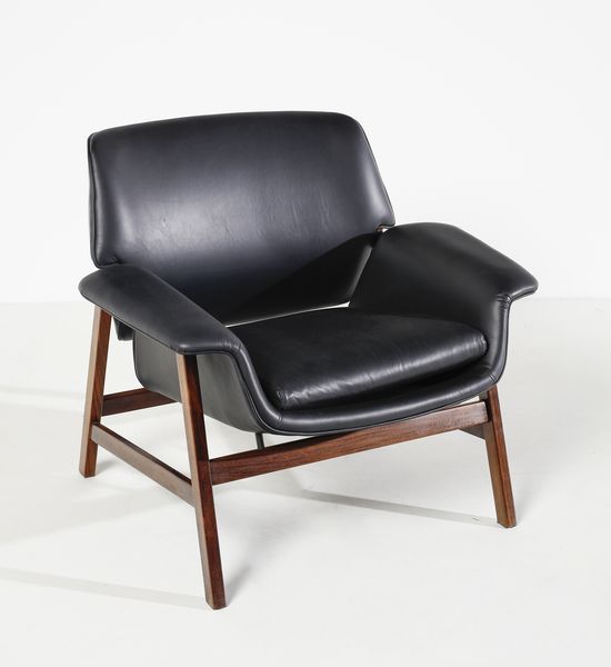 FRATTINI GIANFRANCO (1926 - 2004) : Coppia di poltrone con poggiapiedi mod. 849 e 849/S per Cassina, Meda  - Asta DESIGN E ARTI DECORATIVE DEL NOVECENTO - Associazione Nazionale - Case d'Asta italiane