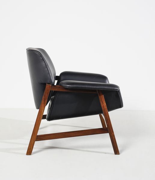 FRATTINI GIANFRANCO (1926 - 2004) : Coppia di poltrone con poggiapiedi mod. 849 e 849/S per Cassina, Meda  - Asta DESIGN E ARTI DECORATIVE DEL NOVECENTO - Associazione Nazionale - Case d'Asta italiane